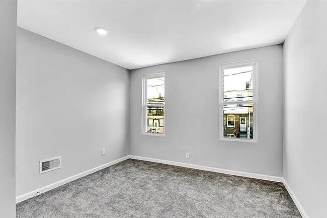 Building Photo - 313 S Newkirk St