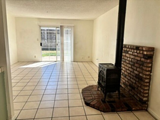 Building Photo - 808 Kelton St