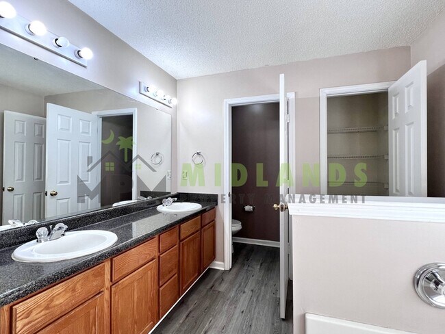 Building Photo - 523 Whitewater Dr