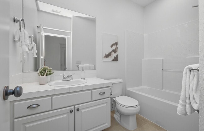 Building Photo - 619 SW Foresta Ter