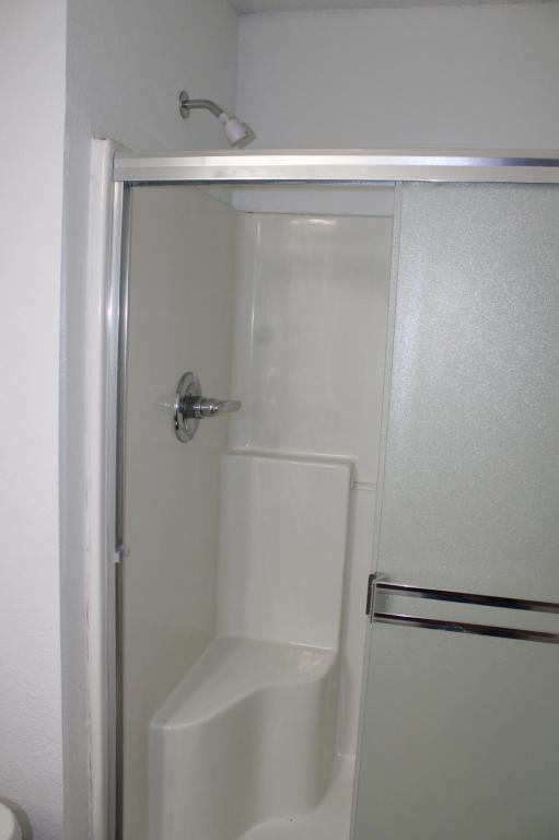 Building Photo - 900 SW Peach Tree Ln