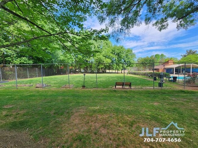 Building Photo - Great 2 bed/2 bath Condo in Convenient Charlotte Area!