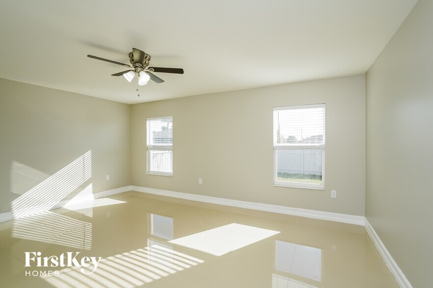 Building Photo - 601 NW 17th Ave