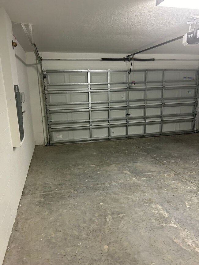 Building Photo - ****PRICE REDUCTION****    Ready for immed...