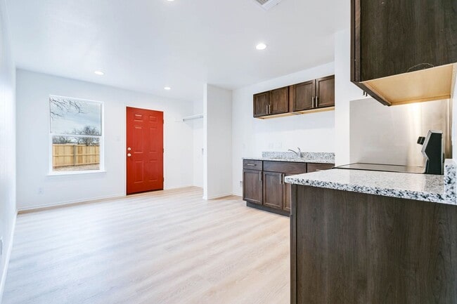 Primary Photo - Updated 3 Bedroom Home For Lease!!