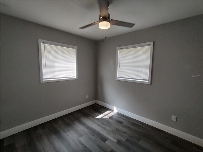 Building Photo - 320 W Howry Ave