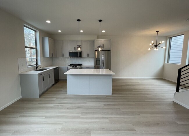 Building Photo - 2Bd/1.75Ba Seattle Townhouse