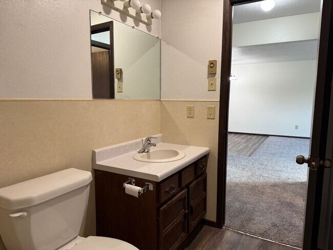 Building Photo - Spacious 2-Bed, 1-Bath Apartment Just 15 Minutes from Fargo