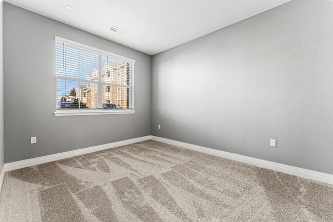 Building Photo - No Stairs! Main Level 2 Bed 2 Bath Condo n...