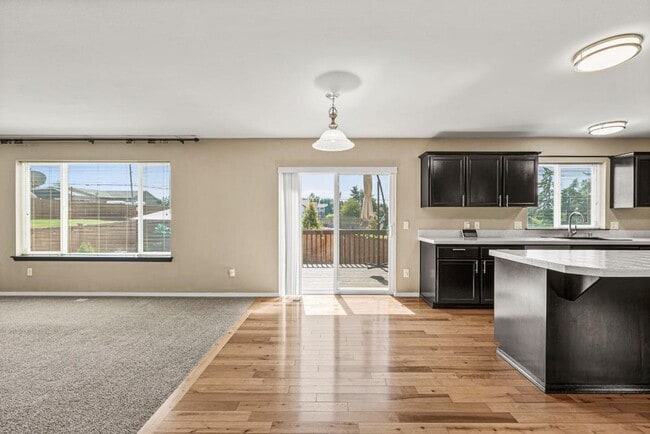 Building Photo - Spacious Corner Lot Home Near JBLM | 4 Bed...