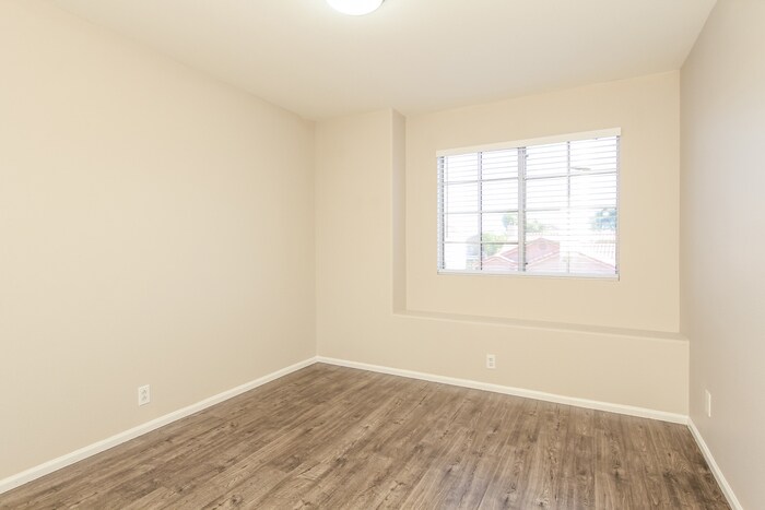 Building Photo - 7712 W Behrend Dr