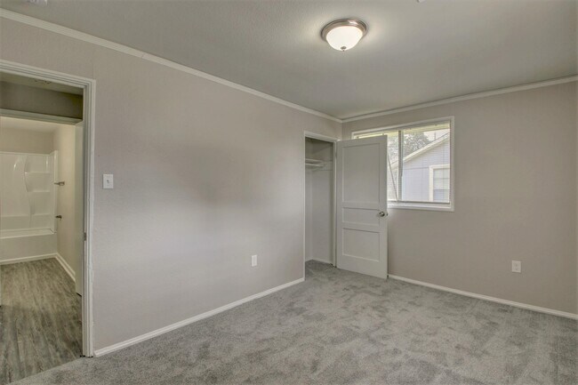 Building Photo - 20 Hiland Pl