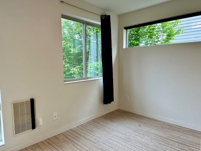 Building Photo - 3 Bedroom Queen Anne Townhouse w/rooftop deck