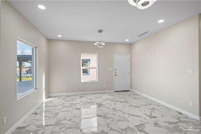 Building Photo - 405 N Onyx Ave