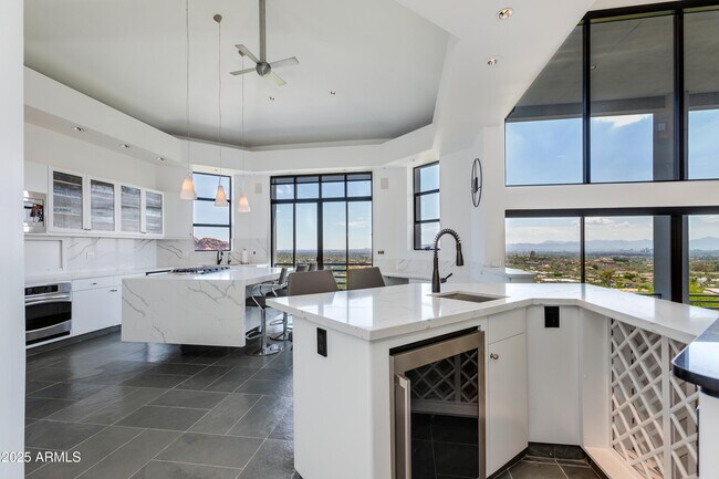 Building Photo - 4228 E Highlands Dr