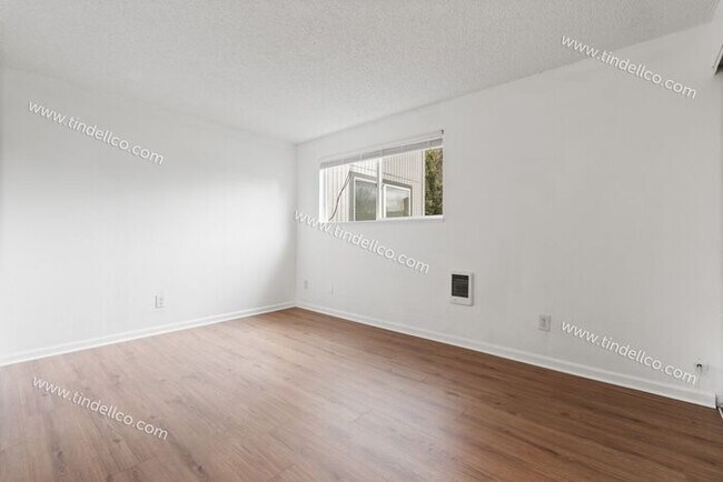 Building Photo - Updated 2BR w/ Utilities & Parking Include...