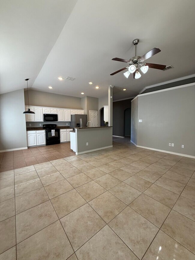 Building Photo - Adorable 4/2/2 located minutes from Weatherford High School