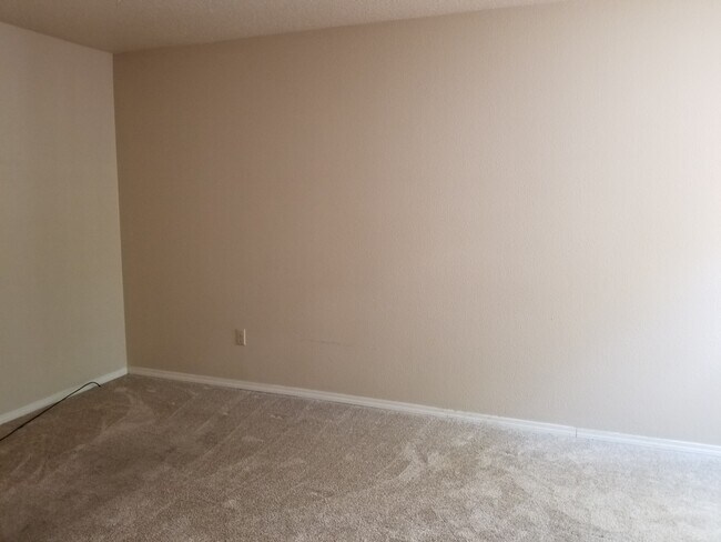 Building Photo - LAKE OSWEGO 2/2 READY FOR IMMEDIATE MOVE IN!  AC!