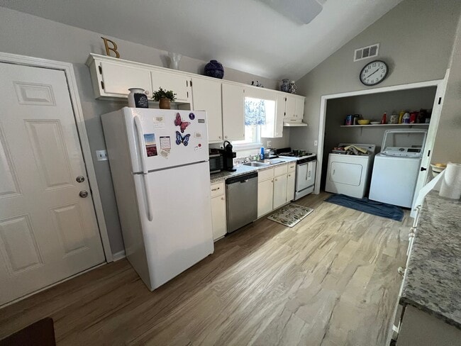 Building Photo - Updated 2 bed 2 bath in Shiloh Subdivision!