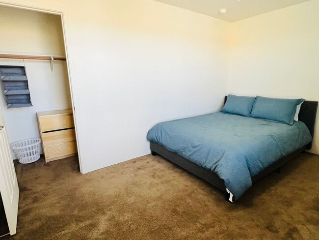 Building Photo - Furnished monthly rental home with all uti...