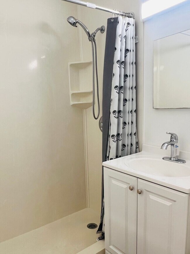 Building Photo - Charming & Breezy 1-Bedroom 1-Bath Hawaiiana Retreat