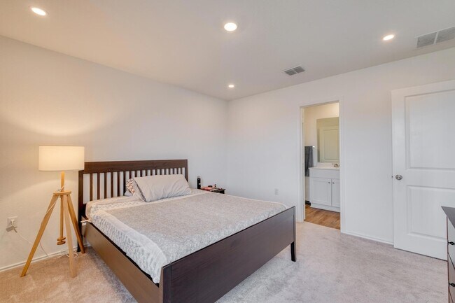 Building Photo - 2700 Schwartz Ln