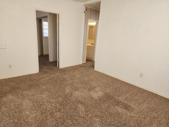 Building Photo - 2 bedroom / 1 bath, W/D connections