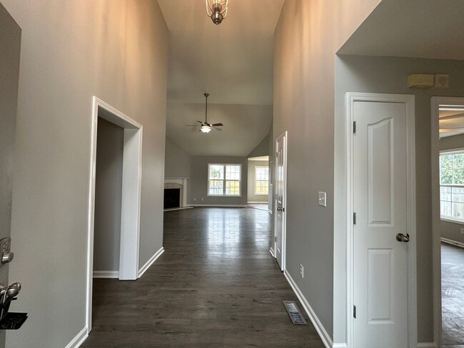 Building Photo - 3 Bedroom Home For Rent with Bonus Room!