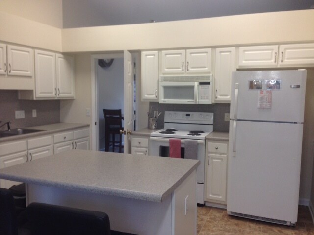 Kitchen to dining area - 3923 Cloverwood Meadow Ln
