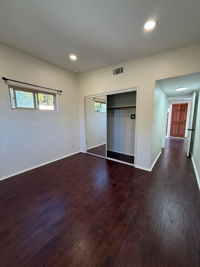 Building Photo - Ventura Hillside Beauty with 3 bedrooms, a...