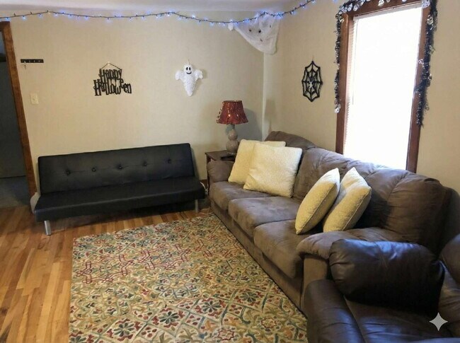 Building Photo - Available June 1st – 4 Bedroom, 1 Bathroom Single Family Home