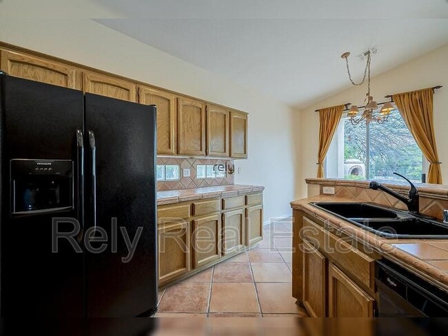 Building Photo - 4605 N Clear Creek Dr