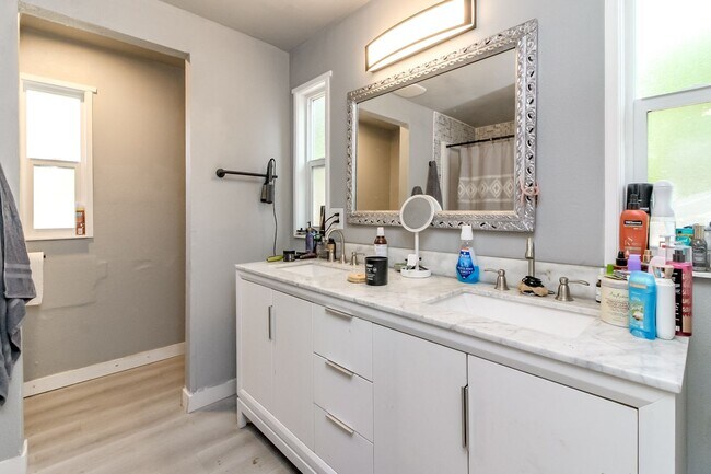 Building Photo - Updated 2 bedroom manufactured home on large corner lot