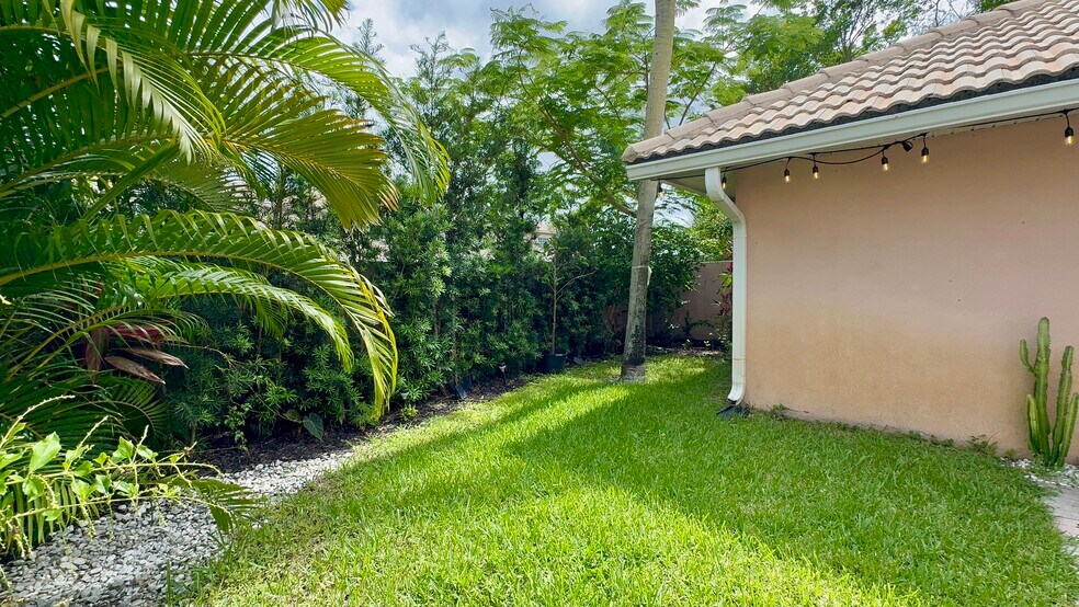 Building Photo - 5465 Grande Palm Cir