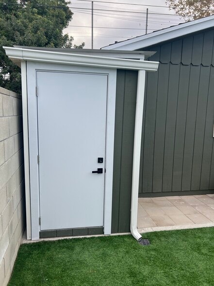 Storage shed/laundry hookup - 4862 N Mangrove Ave