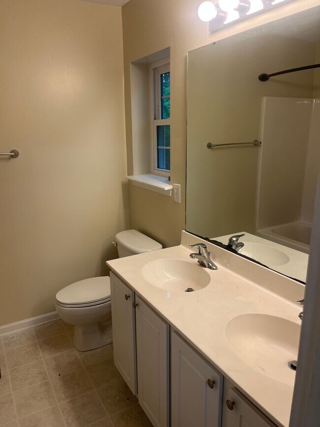 Building Photo - Available now. Grat 3BR/2.5 BA Townhome in Oak Bluff!