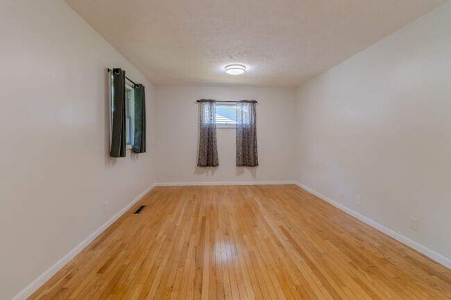 Building Photo - The Little Bungalow of Your Dreams Near East Bay! 2BR / 1BA Long-Term Rental
