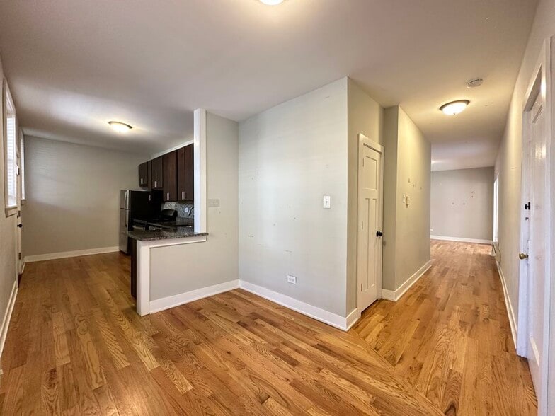 Building Photo - 4425 N Wolcott Ave