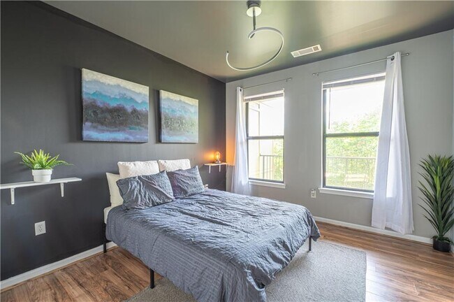 Building Photo - 898 Oak St SW