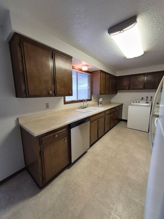 Building Photo - Charming South Salem Duplex!