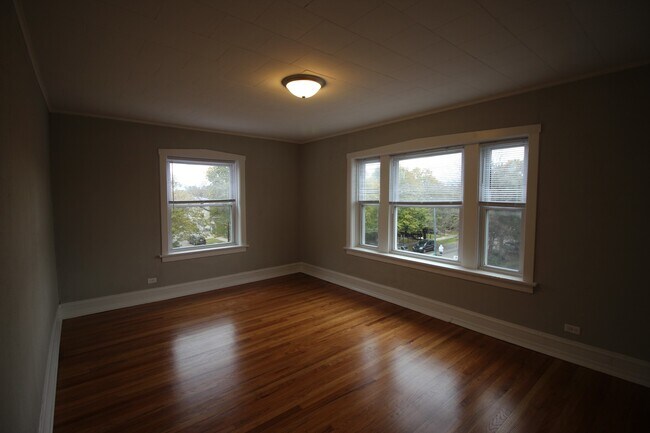 Building Photo - 3 Bed / 1 Bath Beautiful Rehabbed Apartment in Hermosa near Fullerton Bus, Restaurants & Shopping...