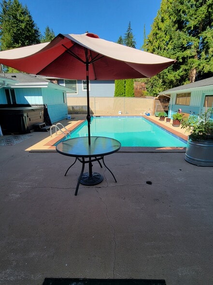 Private patio - 752 N 195th St