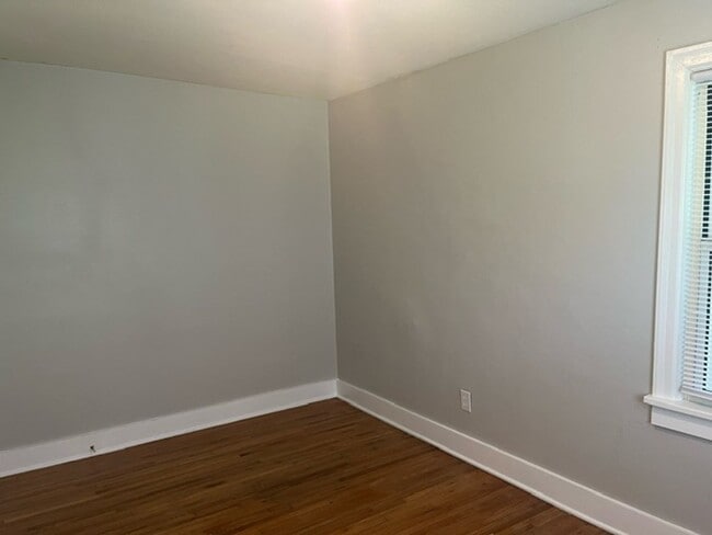 Building Photo - Charming 2 Bedroom Bungalow