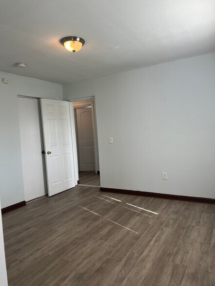 Building Photo - 305 W Oak St