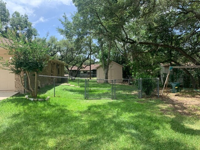 Building Photo - Cozy and Quaint 2 bedroom 2 bath with bonu...