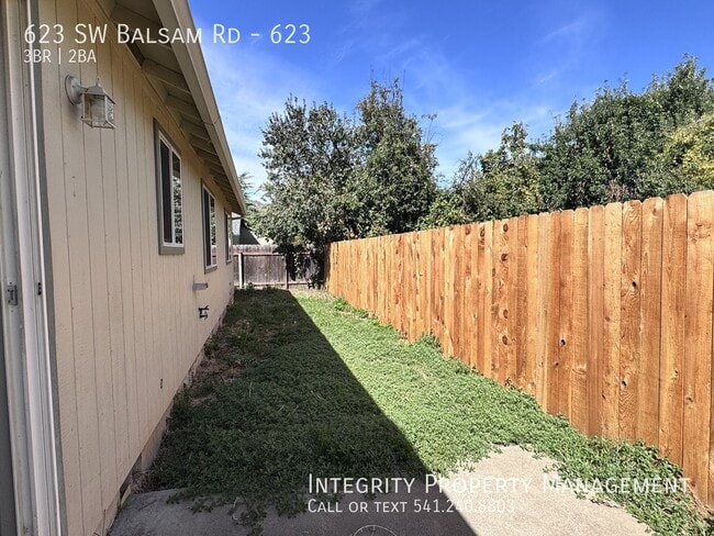 Building Photo - 623 SW Balsam Rd