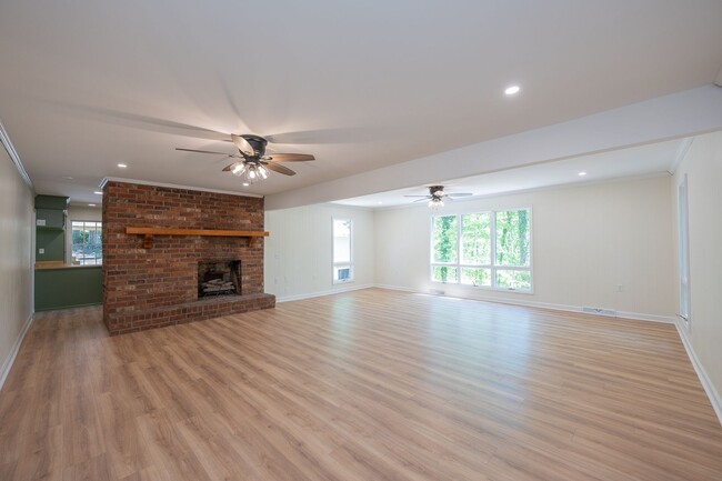 Building Photo - SPACIOUS RETREAT WITH DOWNTOWN CONVENIENCE