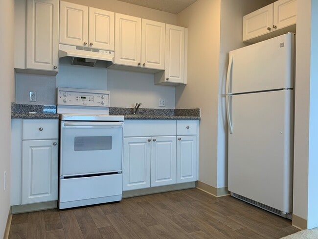 Building Photo - High Floor - Highly sought after Studio 1 ...