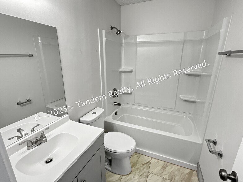 Building Photo - 1412 Woodchimes Ct