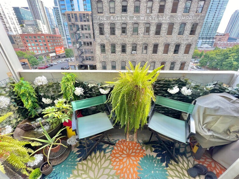 Balcony overlooking Ontario - 630 N Franklin St
